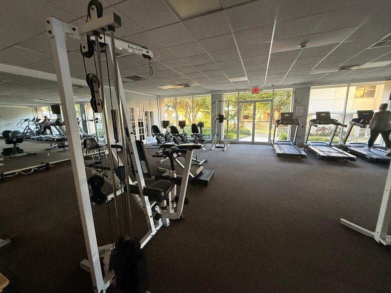 Building Photo - 300 Bayview Dr