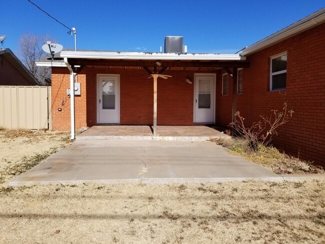 Building Photo - 913 W Yucca Ave