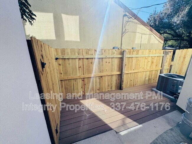 Building Photo - 113 Bayou St