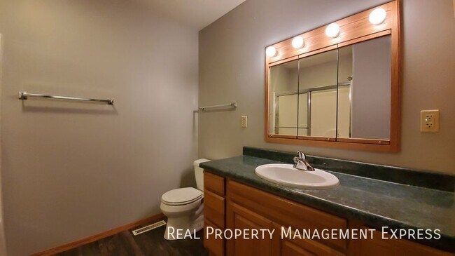Building Photo - 3 Bed 3 Bath Home with 2 Stall Attached Ga...