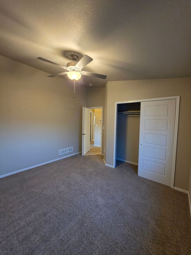 Building Photo - 1058 E Ranch Dr