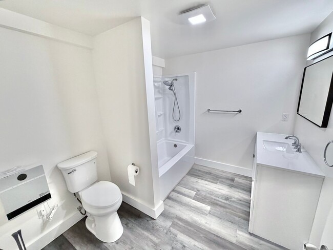 Building Photo - Stunning, Newly Renovated 3BR | 1BA