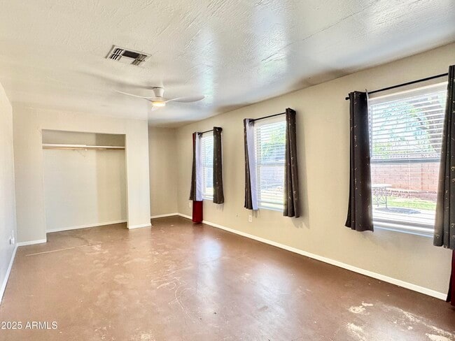 Building Photo - 731 W 12th Pl