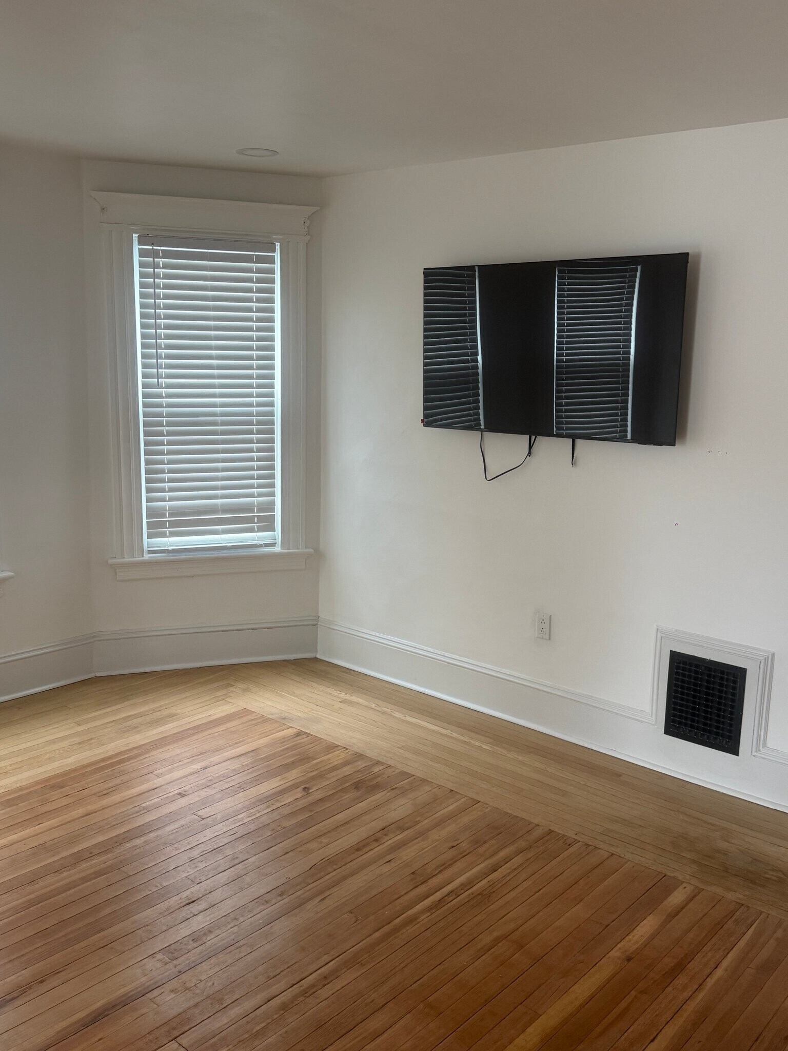 Building Photo - 423 Stanley St