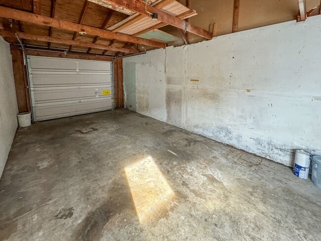 Building Photo - ANNETTE372-374