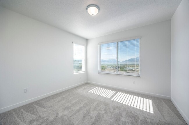 Building Photo - End Unit New Construction with Finished Basement Includes Utilities in New Jordanelle Ridge Neigh...