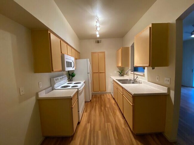 Building Photo - NW Reno Luxury 3 Bedroom Condo - Fitness Center, Pool, Club House