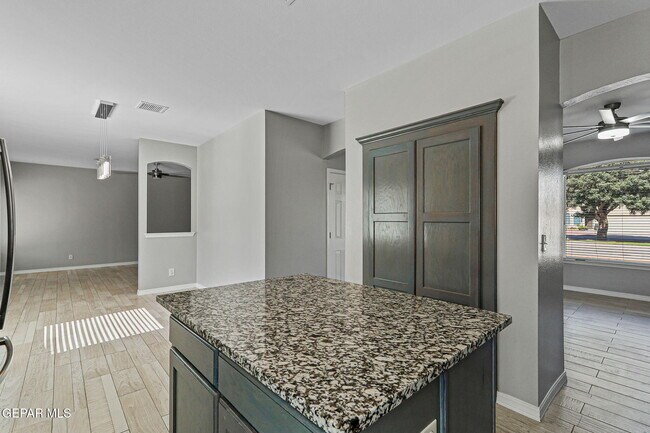 Building Photo - 2137 Shreya St