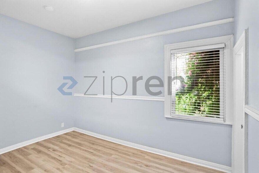 Building Photo - Unit B