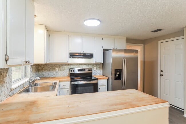 Building Photo - 10918 Key Coral Dr