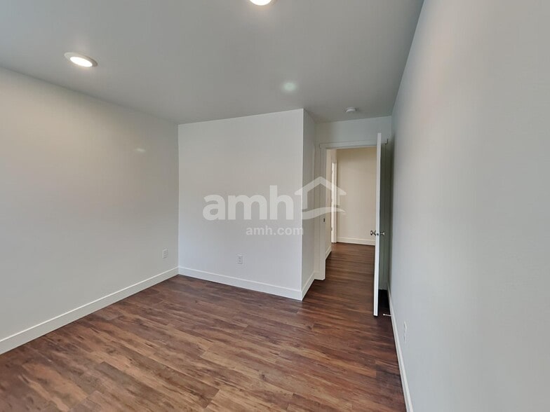 Building Photo - 4922 86th Ave NE