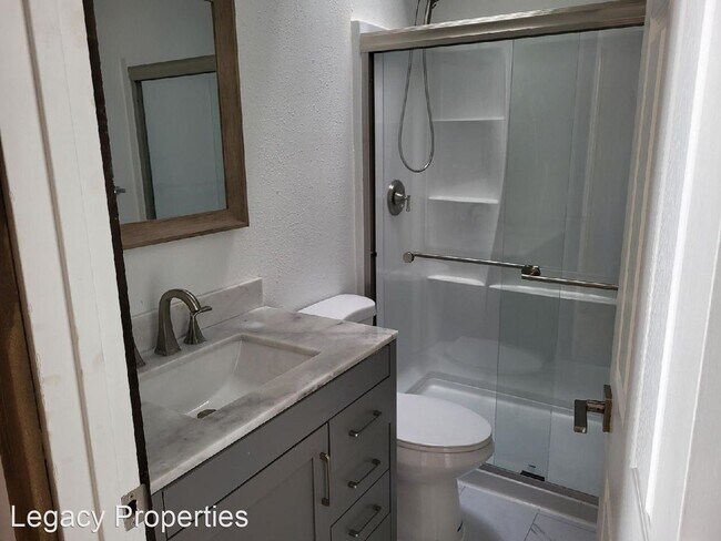 Building Photo - 4 br, 3 bath House - 110 W Graf St.