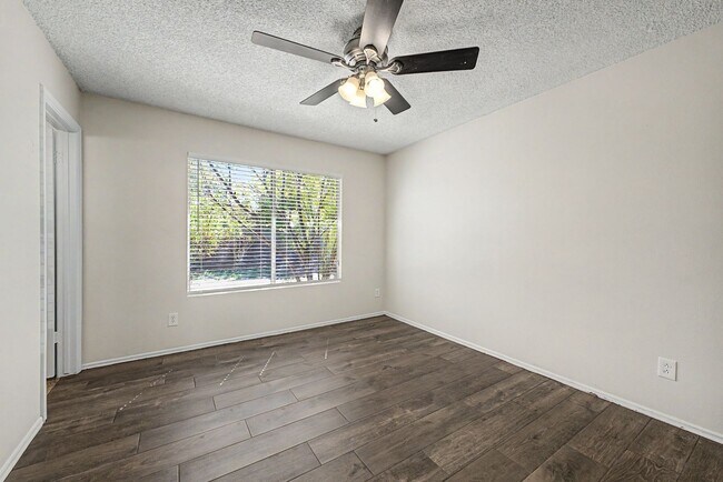 Building Photo - Beautiful 3 Bedroom Home with Large Grass Yard