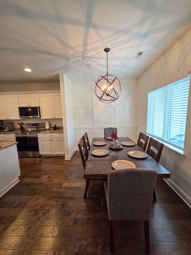 Building Photo - 3125 St Elmo Ave