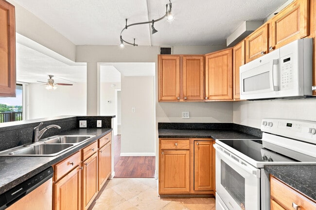 Building Photo - 1301 River Reach Dr