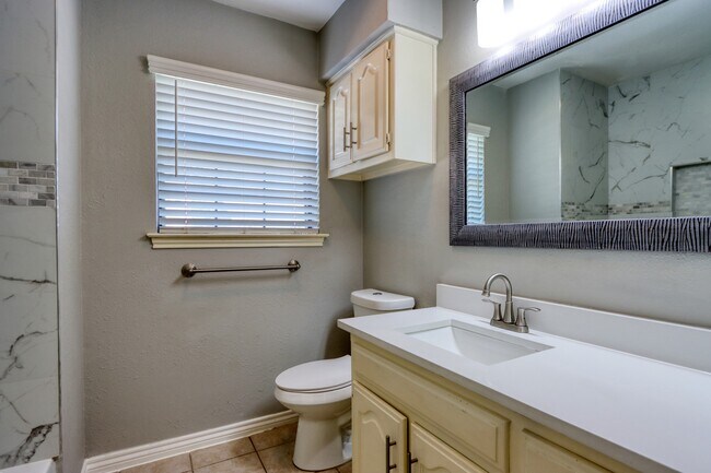 Building Photo - 317 Benjamin St