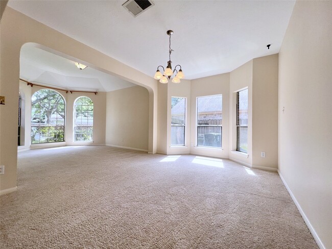 Building Photo - 4723 Silverlake Dr