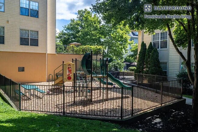 Building Photo - 160 Boylston St