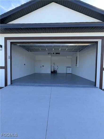 Building Photo - 8033 Oakleaf Cir