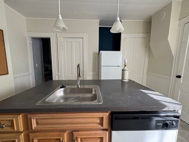 Building Photo - STUNNING Two Bedroom Single Family Home!