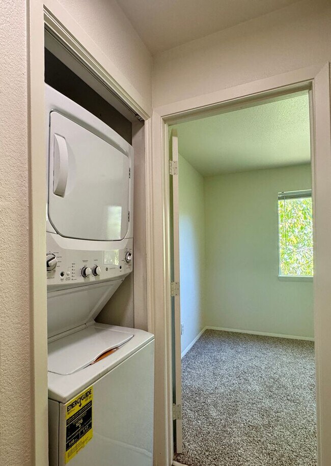 Building Photo - Spacious 2 Bed 2 Bath Condo in Aurora! Across from Community Pool!!