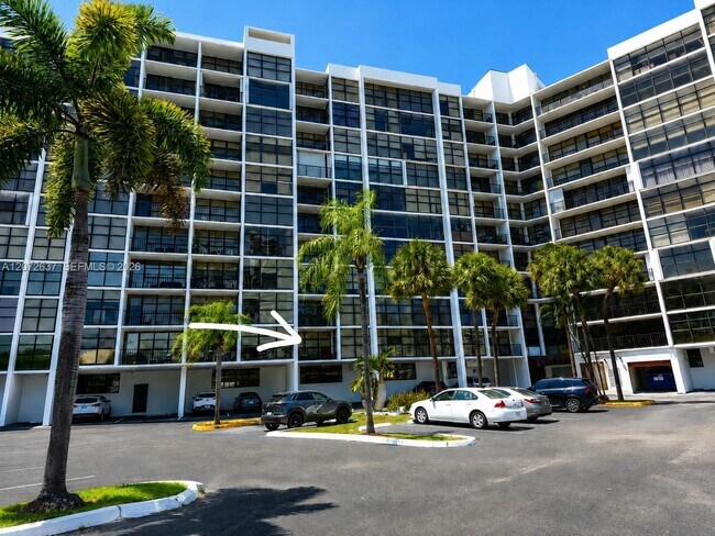 Building Photo - 600 Parkview Dr