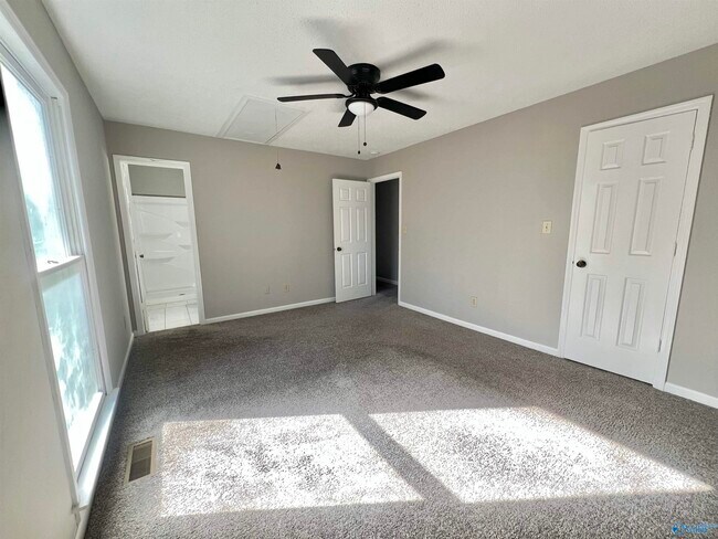 Building Photo - 704 Captiva Ct SE