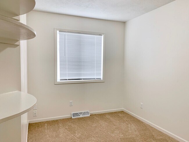 Building Photo - Four Bedroom Home in Kentwood