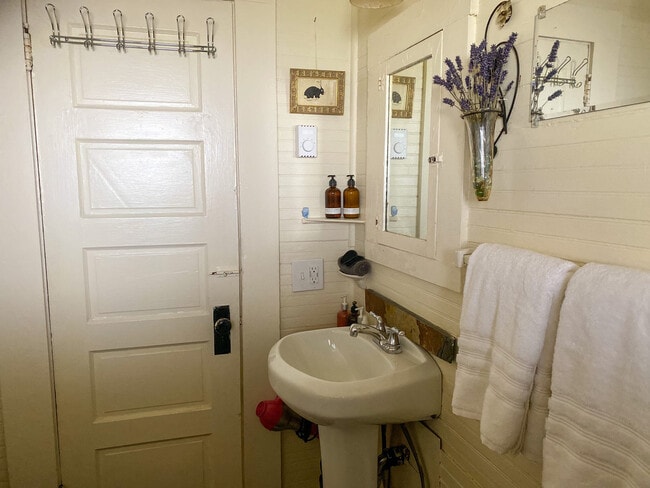 Building Photo - 1311 N Garden St