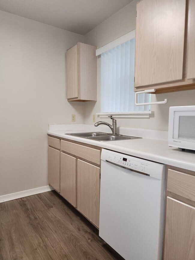 Building Photo - 1 bedroom 1 bathroom condo, 2nd floor