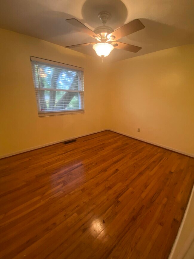Building Photo - 1504 Sunset Ln