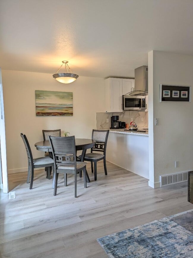 Building Photo - 425 Manhattan Dr