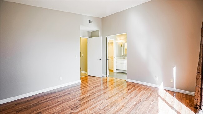 Building Photo - 1168 Scenic View St