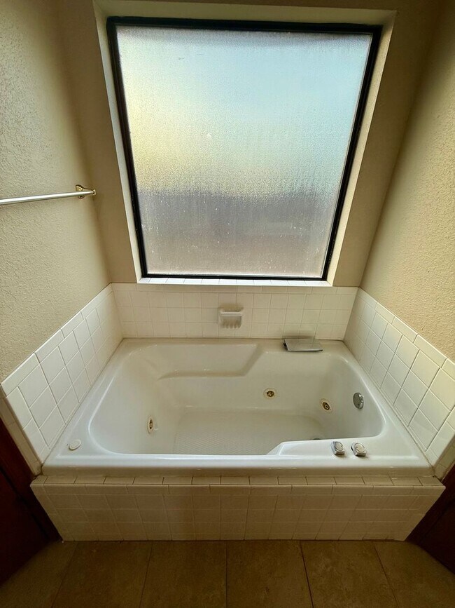 Building Photo - Spacious 3 bed, 2.5 Bath 2-story Home in South Okc