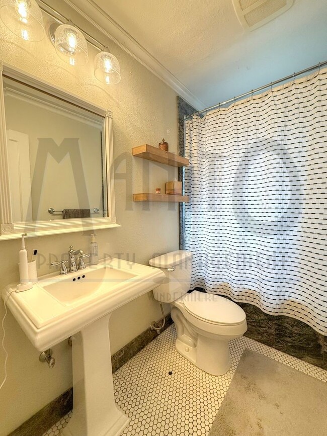 Building Photo - Beautiful Home Near Perry District