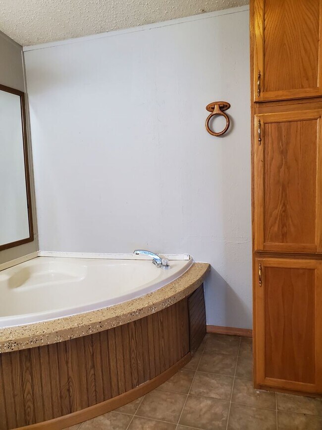 Building Photo - 200 cedar cove lane