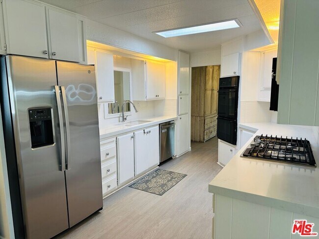 Building Photo - 406 S Paseo Laredo