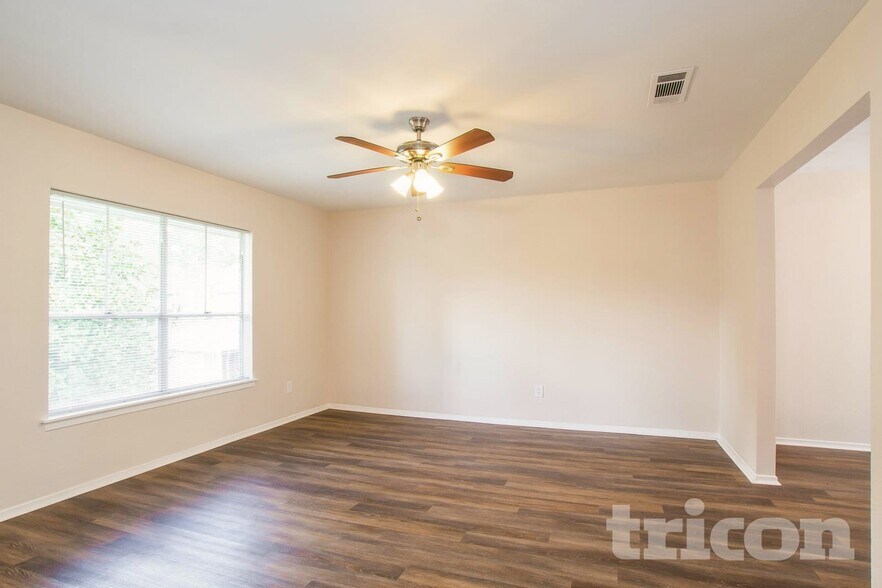 Building Photo - 8610 Pine Shores Dr