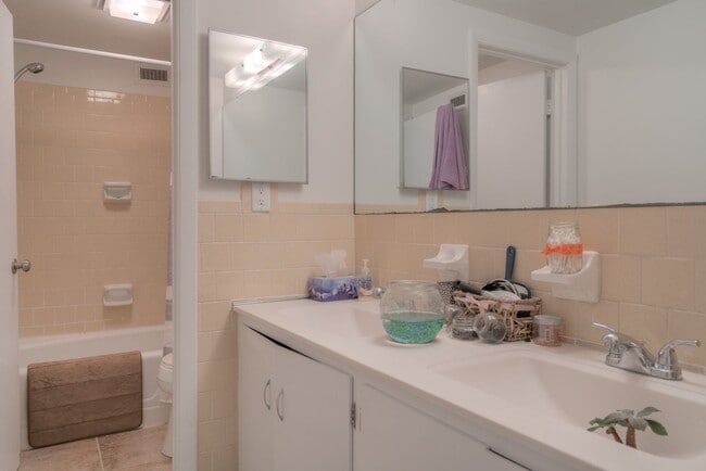 Building Photo - 904 Brightwood Manor Dr