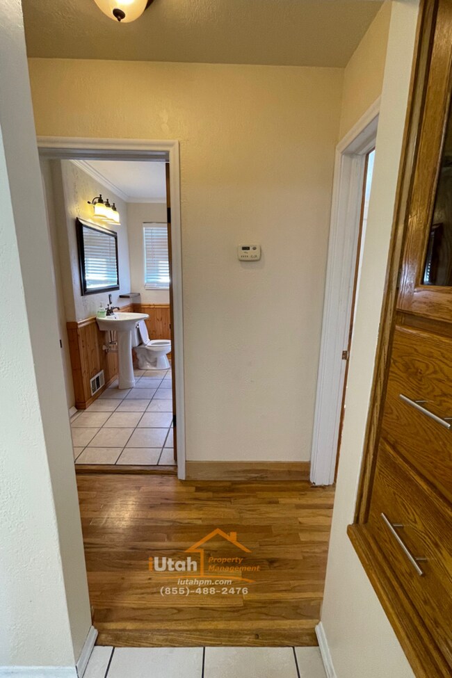 Building Photo - 4 bdrm 2 bth Home