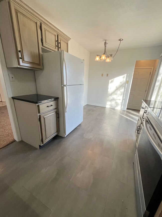 Building Photo - Spacious 2 Bed/2 Bath with Fenced in Yard!