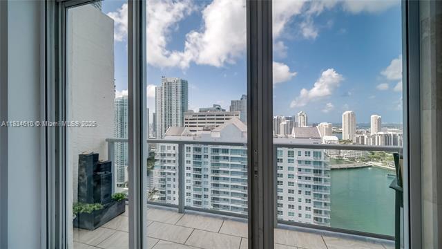 Building Photo - 1155 Brickell Bay Dr