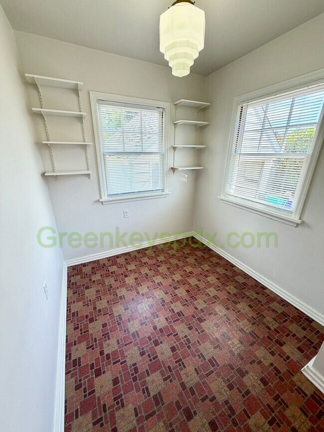 Building Photo - Lovely 3-Bedroom, 2-Bathroom House with Detached Garage in North Portland