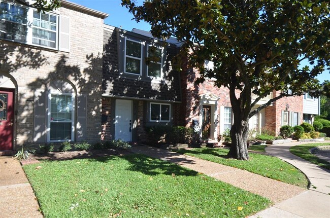 Building Photo - 6310 Chevy Chase Dr