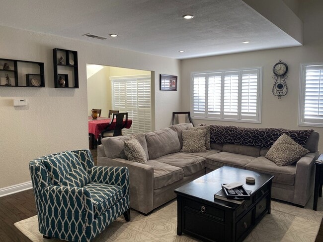 Building Photo - 3 bed, 2 1/2 bath fully remodeled unit in East Simi Valley