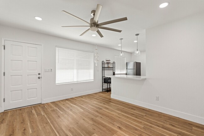 Building Photo - 2025 N Richland St