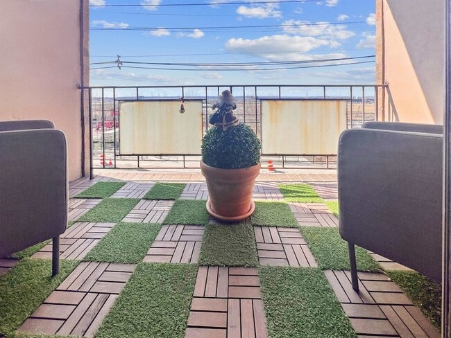 Building Photo - 1906 Paterson Plank Rd