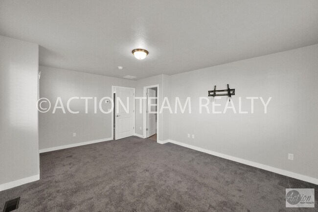 Building Photo - Beautiful Townhome in Bluffdale