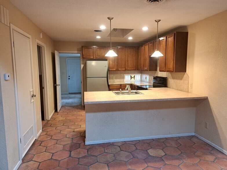Building Photo - 2331 Siesta Ln