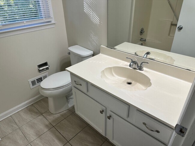 Building Photo - Beautiful Three Bedroom Home in the Wellington Subdivision!